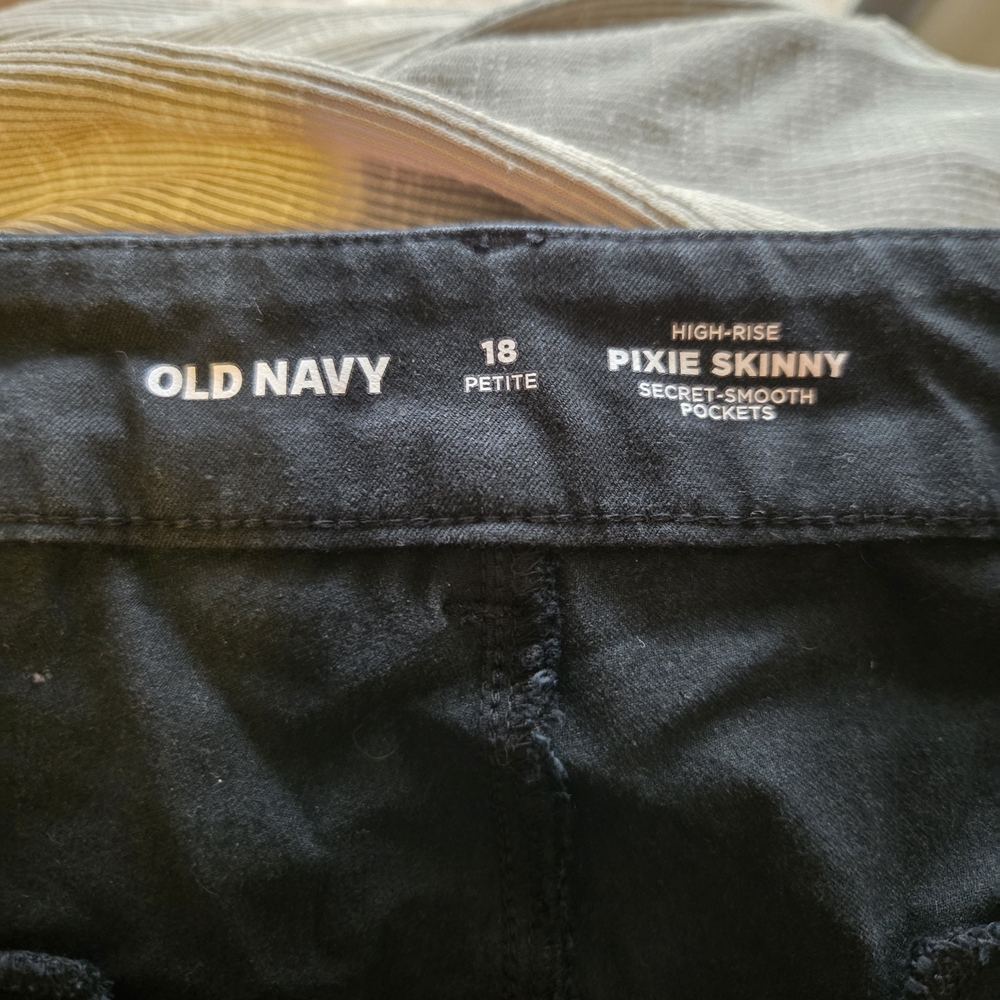 Old Navy Black High-Rise Pixie Skinny Pants - Picture 2 of 2
